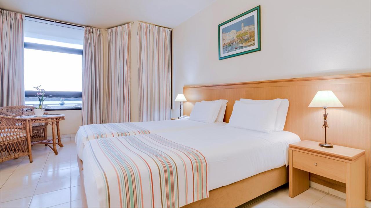 Quarto com 2 Camas de Solteiro